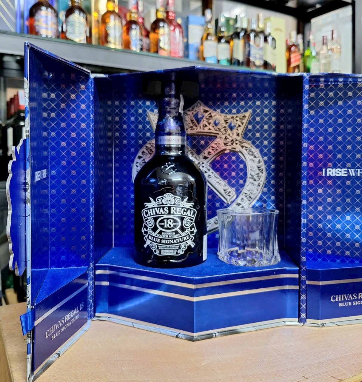 Chivas Regal Blue Signature18Yo 700ml/40%Vol.(Hộp tặng F25: + cốc, túi giấy)