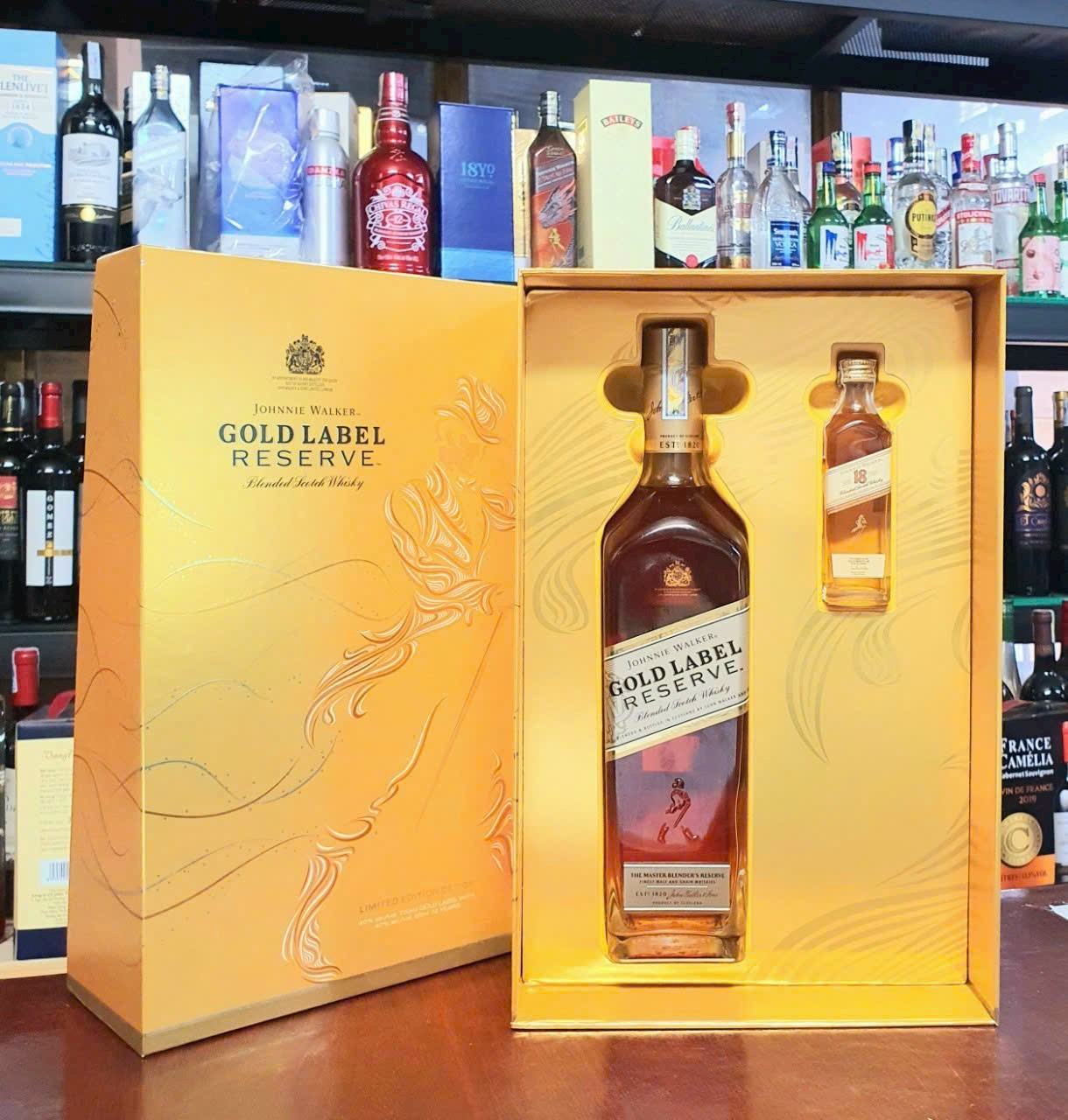 John Walke Gold Label 750ml/40%vol(Quà tặng: + chai 50ml Gold Label 18Yo, túi giấy)